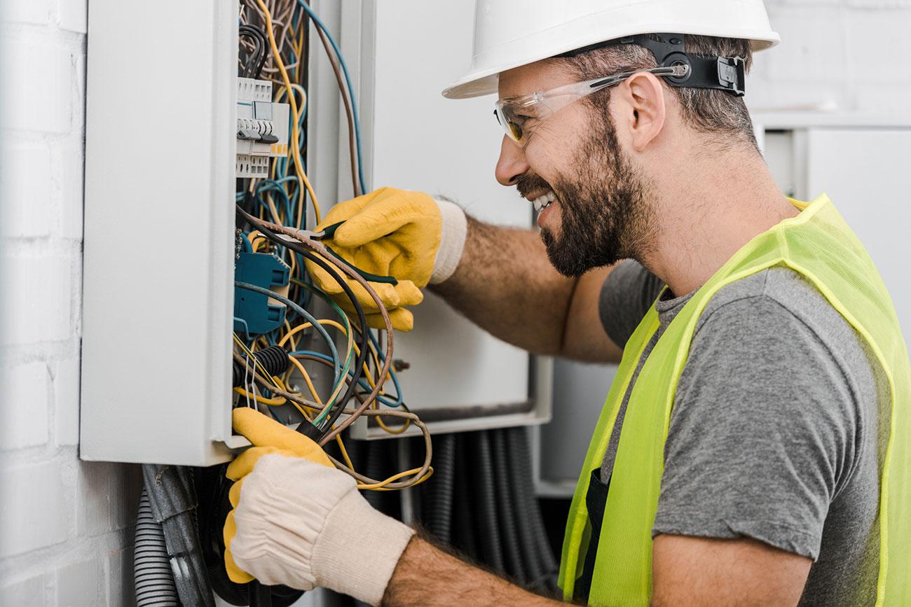 little-rock-electrician-repairing-fuse-box