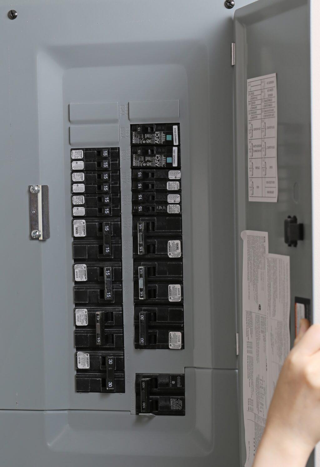 Breaker Labeling Standards That Make Troubleshooting Faster