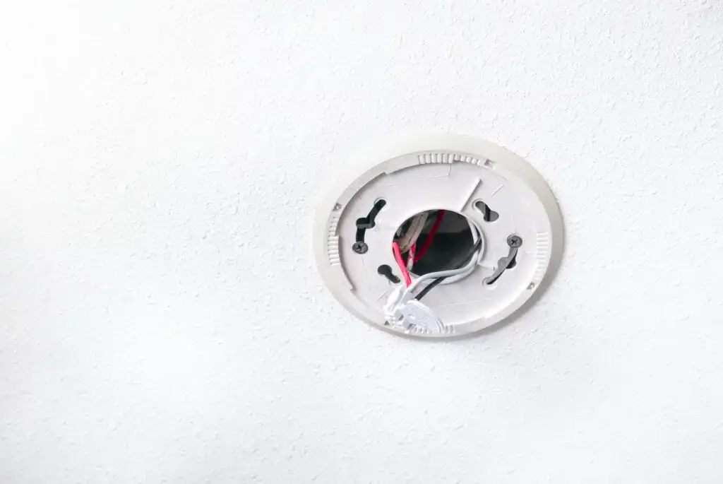 Hardwired smoke alarms that reduce false alerts