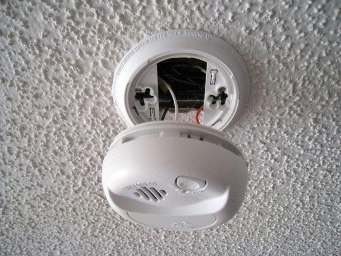 Hardwired smoke detector 